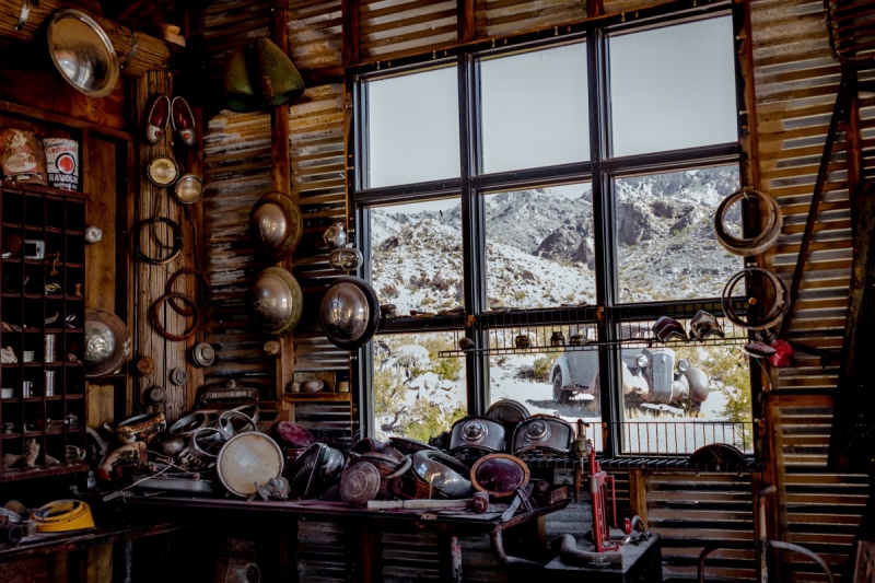 cordonnerie-ST PIERRE-min_shop_window_part_junk_abandoned-138873